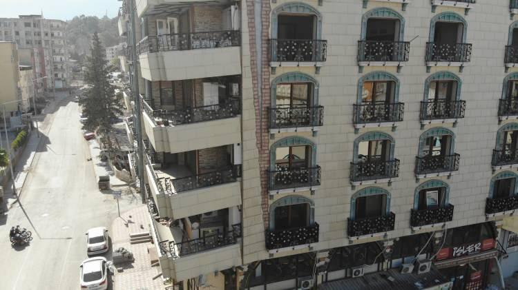 <p>Deprem nedeniyle böyle olduğu düşünülen binanın, aslında ilçenin ismi olan Kırıkhan’dan etkilenilerek yamuk balkonlu mimari ile yapıldığı öğrenildi.</p>
