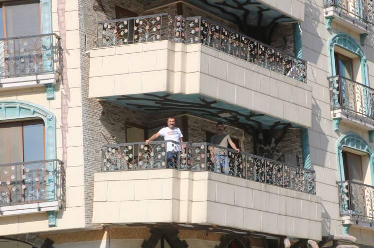 <p>“Binamız, depremden dolayı bu hale gelmedi”<br />
<br />
Kırıkhan Apartmanında yaşayan Ali Ersen, “Binamız, depremden dolayı bu hale gelmedi. Depremde az hasar aldı. Mimarı yapısından kaynaklı böyle bir apartmanımız var. Binanın müteahhitti ilçemize özgü bir mimarisi olsun diye yapmış. İnsanlar adres belirtirken bile yamuk balkonlu bina diyerek tarifte bulunuyorlar” dedi.</p>