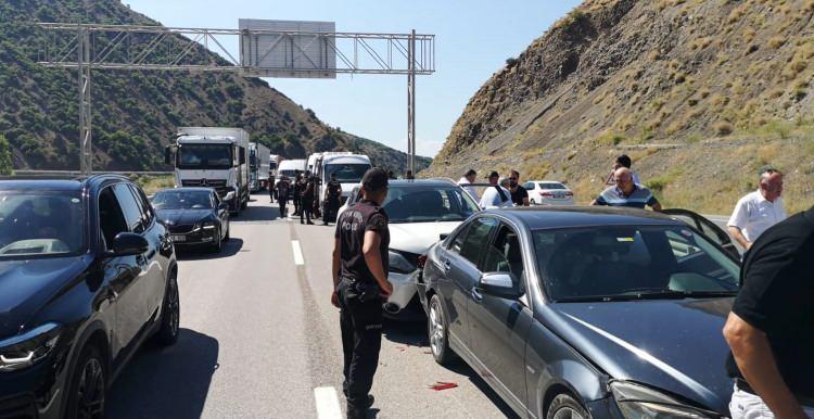 <p>Çevik kuvvet minibüsü ile basın aracının da karıştığı kazada, 5 araçta hasar oluştu.</p>