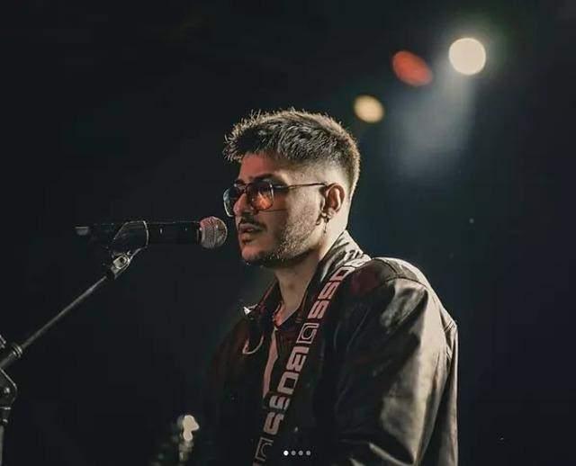 <p>Kendisine k&uuml;f&uuml;r eden izleyiciye karşı Semicenk'in tepkisi sert oldu. Sanat&ccedil;ı kendisine k&uuml;f&uuml;r eden hayranına 'Yaşından başından utan. K&uuml;f&uuml;r etme. Ayıp. Ya s&ouml;ylemek zorunda mıyım?' diyerek sert &ccedil;ıktı.</p>

<p>&nbsp;</p>
