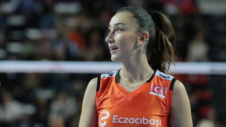 <p><strong>7 Eylül'de hakim karşısına çıkan sanık Mustafa Neşeli, müşteki Hande Baladın'la tanışıklığı olmadığını, rahatsız olduğu reklamlar nedeniyle bilgililerinin çalınacağından endişe duyduğunu ve bu sebeple firmanın binasına gittiğini söylemişti. Neşeli, mahkemede "Ben bipolar hastasıyım yazdıklarımdan dolayı pişmanım müştekiden özür diyorum" diyerek tahliyesini talep etmişti.</strong></p>