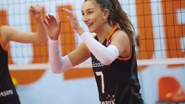 <p><span style="color:rgb(178, 34, 34)"><strong>SAVCILIK KARARINI VERDİ!</strong></span></p>
<p>Bakırköy Ruh ve Sinir Hastalıkları Hastanesi'nden gelen rapor sonucuna göre sanığın cezai sorumluluğunun olmadığına ve tedavi görmesi gerektiğine hükmedildi.</p>