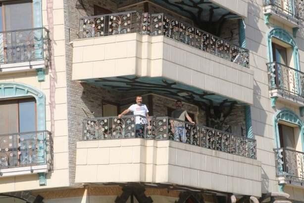 <p>Kırıkhan ilçesinde bulunan ve mimarı yapısıyla dikkat çeken 6 katlı Kırıkhan Apartmanı ise görünümüyle yan yatmış gibi duruyor. Deprem sonrası yapılan kontrollerde az hasarlı olduğu tespit edilen yamuk binanın önünden geçen vatandaşlar, binanın depremle yan yattığını düşünüyor.</p>