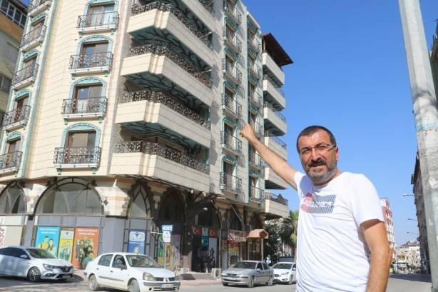 <p>Vatandaşlar, araçlarını apartman önüne park etmezken binanın önünden de geçmemeye özen gösteriyor.</p>