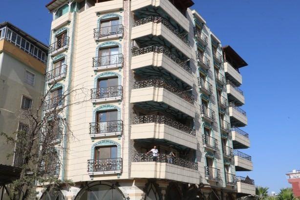 <p>“Binamız, depremden dolayı bu hale gelmedi” Kırıkhan Apartmanında yaşayan Ali Ersen, “Binamız, depremden dolayı bu hale gelmedi. Depremde az hasar aldı. Mimarı yapısından kaynaklı böyle bir apartmanımız var. Binanın müteahhitti ilçemize özgü bir mimarisi olsun diye yapmış. İnsanlar adres belirtirken bile yamuk balkonlu bina diyerek tarifte bulunuyorlar” dedi.</p>
<p> </p>