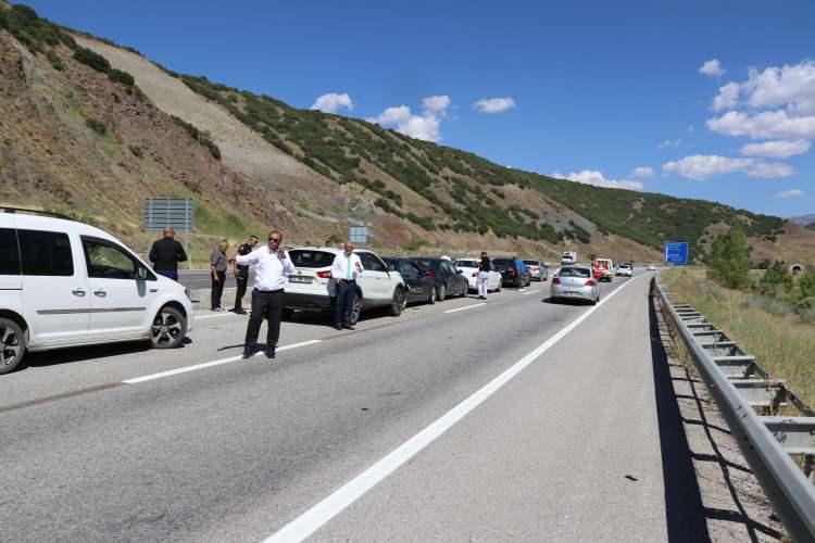 <p>Bazı programlara katılmak üzere Erzincan’a gelen Kılıçdaroğlu’nun bulunduğu konvoyda, Tercan ilçesine geçiş sırasında 5 aracın karıştığı kaza meydana geldi.</p>