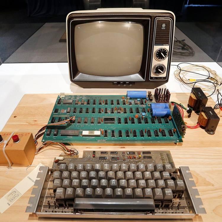 <p>ABD'nin Boston kentindeki RR Auction açık artırma evinin paylaştığı bilgiye göre, 1980'de yaklaşık 666 dolara satılan bilgisayarın yerleşik klavyesi ve özel üretim kasası bulunuyor.</p>
