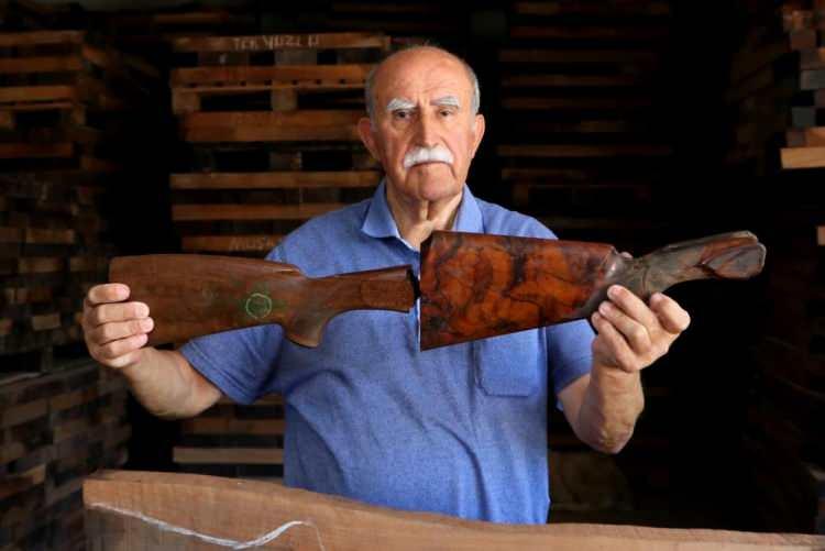<p>Adana'da bir firmanın asırlık ceviz ağaçlarını işlemesiyle elde ettiği av tüfeği dipçikleri, yurt dışından büyük talep görüyor.</p>
