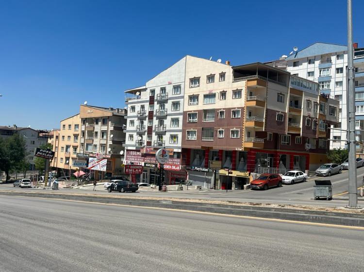 <p>ANKARA'da ev sahibi Fatma Ş., 4 yıllık kiracısı Ali K.'ye evden çıkması için 200 bin lira teklif etti. 2 bin 450 lira kira ücreti ödeyen emekli Ali K., kira fiyatlarının çok yüksek olduğunu söyleyerek, teklifie reddetti. Ali K.'nin avukatı Selim Ünal, ev sahipleri ile kiracılar arasındaki sorunun yeni bir boyut kazandığını, ev sahibinin vekilliğini yaptığı kiracısına çıkması için 'hava parası' teklif ettiğini söyledi.</p>