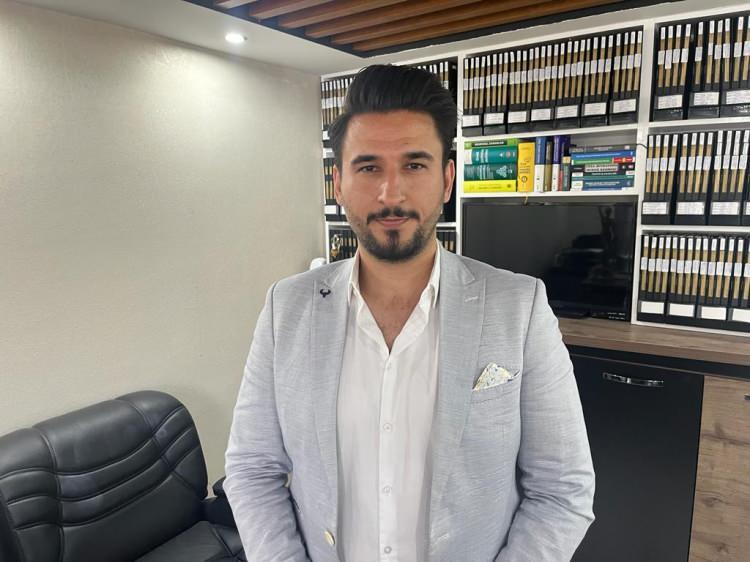 <p>Fatma Ş., Etimesgut ilçesindeki evinde 2 bin 450 liraya oturan kiracısı Ali K.'ye, çevredeki emsal evlerin kira ücretinin 15 bin lira civarında olduğunu, kirayı yükseltmemesi durumunda evden çıkmasını istedi. Emekli Ali K., ev kiralarının yüksek söyleyerek, 4 yıldır oturduğu evden çıkmayacağını belirtti. Fatma Ş., bunun üzerine evi satılığa çıkardı. Ancak kiracı olduğu için evi satamadığını ileri süren Fatma Ş., emlakçısı aracılığıyla da Ali K.'ye, evi boşaltması için 200 bin lira teklif etti. Ali K., bu teklifi de kabul etmedi.</p>
<p> </p>