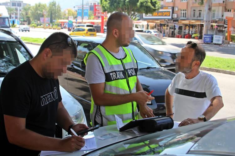 <p>sürücü T.T.'ye de korsan taşımacılıktan 20 bin 342 TL, ehliyet kemeri takmamaktan 436 TL, sürücü belgesi bulundurmamaktan 951 TL olmak üzere toplam 21 bin 729 TL ceza uygulandı.</p>

<p> </p>
