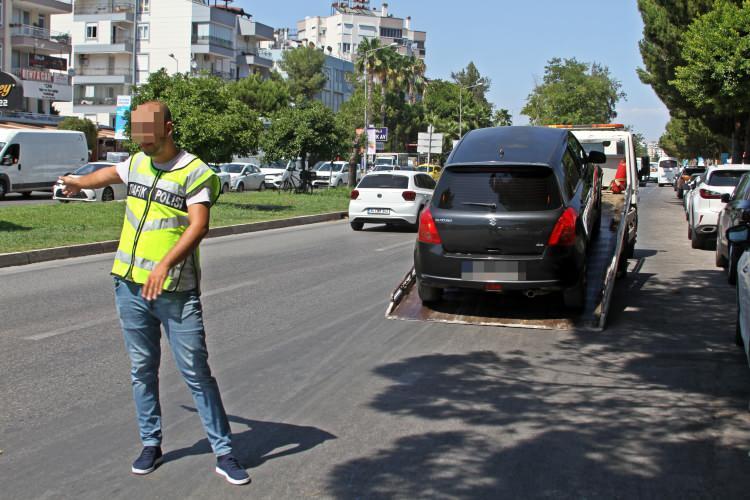 <p>Bir süre sonra ise araçlar resmi ekipler tarafından durdurulurken, müşterilerin polis olduğu anlayan korsan taksiciler neye uğradığını şaşırdı.</p>