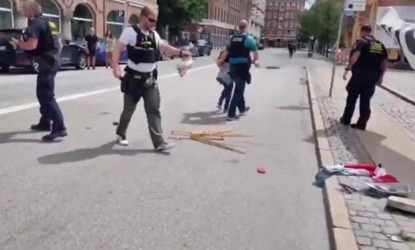 <p>Hakkında atılan iftiradan dolayı söz konusu davanın sürdüğünü söyleyen Samarrayi, Danimarka vatandaşlarının Kur'an-ı Kerim'e yönelik saldırılarından memnun olmadığının altını çizdi.</p>
