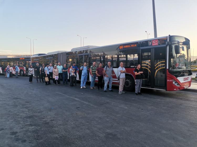 <p>Keşke bizde grev yapsak da haklarımızı alabilsek” diye konuştu.<br />
Grev nedeniyle vatandaşlar olarak zor duruma düştüklerini kaydeden Türkan Urtekin de, “Vatandaşlar burada duraklarda saatlerce işe gitmek için bekliyor. Zor durumda kaldık, otobüs bizi almadan gitti. Şu anda mağduruz” ifadelerini kullandı.</p>
