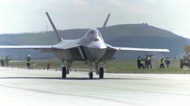 <p><strong>• </strong>Hava Kuvvetleri Komutanlığı’na teslim edilecek Blok-10 konfigürasyonunun ise 2029 yılına kadar geliştirilmesi hedefleniyor. Faz-2 kapsamında üretilecek 10 adet TF-X Blok-1 savaş uçağı, 2030-2033 yılları arasında Türk Hava Kuvvetleri’ne teslim edilecek. Ancak Türk Hava Kuvvetleri tarafından açıklanan bu tarih, TUSAŞ tarafından 2028 olarak revize edildi.</p>