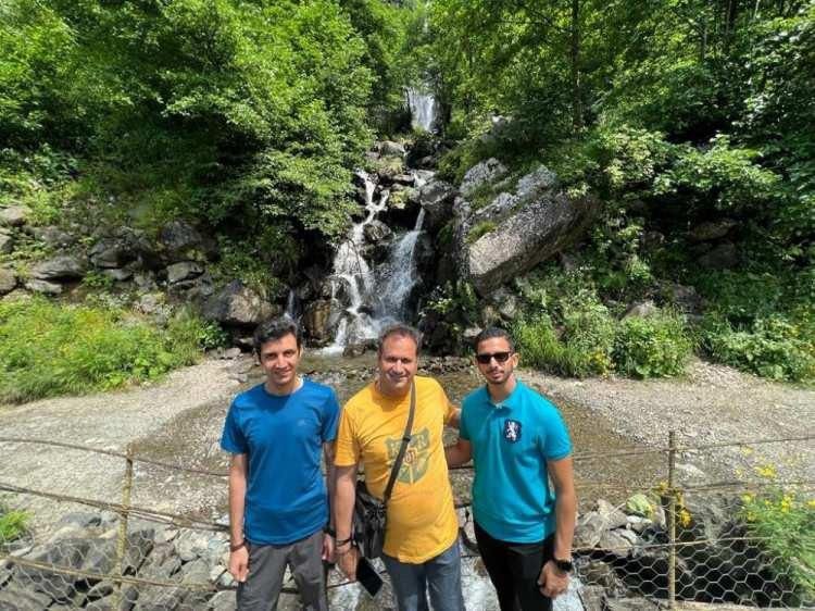 <p>Trabzon’un Araklı ilçesinde yer alan 1221 rakımdaki Aytaş Asmasu Şelalesi, muhteşem doğasıyla yerli ve yabancı turistlerin ilgisini çekiyor. Yaklaşık 120 metre yükseklikten dökülen şelale, özellikle Ortadoğu ülkelerinden gelen Arap turistlerin gözdesi oldu.</p>
