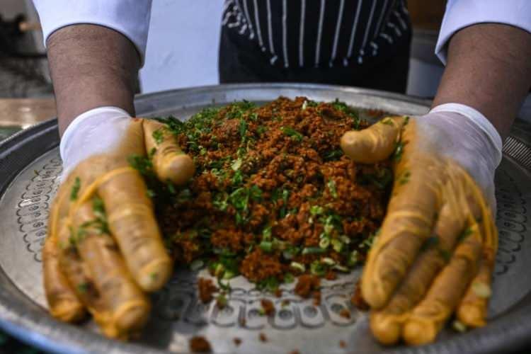 <p>&Uuml;n&uuml; gurme ve şeflerin "Etsiz &ccedil;iğ k&ouml;fte kısırdır" s&ouml;zleri &uuml;zerine alevlenen tartışmaya da değinen İncecik, iki yemeğin bambaşka olduğunu s&ouml;yledi.</p>

<p>&nbsp;</p>

