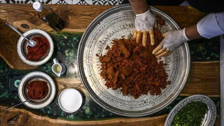 <p>&Ccedil;iğ k&ouml;fteye et katılmamasının onun kısır olduğu manasına gelmeyeceğine dikkati &ccedil;eken İncecik, <strong>"Bizim araştırmamızda M&uuml;tareke Yıllarında &ccedil;ıkmış 'Etsiz Yağsız Tecr&uuml;beli Yemekler' kitabı var. Orada bire bir &ccedil;iğ k&ouml;fte tarifi var. Bu tarifte et kullanılmıyor, &ccedil;iğ bulgurdan yapılıyor. Tarifte de '&Ccedil;iğ bulgurdan yapılan k&ouml;ftedir' diyor. Buradan, yani belgelerden de anlıyoruz ki et olmadığında o kısır olmaz yine &ccedil;iğ k&ouml;ftedir. Baharatı bulgura yedirmek lazım. Kısırda bulgur ayrı ayrı oluyor, tane tane kalıyor. &Ccedil;iğ k&ouml;ftede sert hamur şeklini alması lazım. Bu tartışma yersiz. 'Etsiz olunca kısır' demek hem kısıra hem de &ccedil;iğ k&ouml;fteye hakaret"</strong> diye konuştu.</p>

<p>&nbsp;</p>
