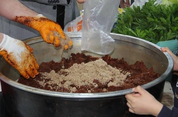 <p>İncecik, kısır yemeğinin Adana, Osmaniye, Gaziantep ve Kayseri y&ouml;relerinde sıklıkla farklı usullerle yapıldığını dile getirdi.</p>

<p>&nbsp;</p>
