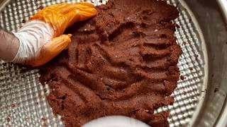 <p><strong>Şimdiki k&ouml;ftelere ceviz i&ccedil;i ve Antep fıstığı konulmaya başlandığını, bu eklemelerin zenginlik olduğunu anlatan İncecik, sağlık gerek&ccedil;eleriyle etli &ccedil;iğ k&ouml;ftenin satışının yasaklandığını ancak d&uuml;nya mutfağında "steak tartar" gibi &ccedil;iğ etten yapılan &ccedil;ok sayıda yemek olduğunun altını &ccedil;izdi.</strong></p>

<p>&nbsp;</p>
