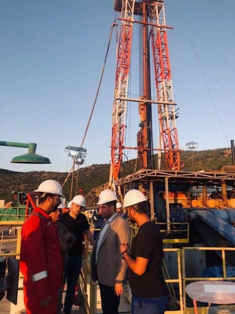 <p>Gabar ve Cudi'de milyonlarca varile sahip petrol yatakları bulundu</p>
<p>Şırnak'ın Gabar Dağı'nda TPAO tarafından başlatılan iki yıllık çalışmalar sonucu Şehit Esma Çevik-1 kuyusunda geçtiğimiz Aralık ayında petrol bulundu. Petrol rezervinin 200 milyon varil olduğu belirtildi. Bulunan petrolün ardından Gabar-Cudi alanındaki sismik çalışmalar sonucu yeni bir petrol rezervi daha keşfedildi. Aynı bölgede bu kez bir milyar varil rezerve sahip Şehit Aybüke Yalçın kuyusunda da petrol çıktı.</p>
<p>Türkiye'de günlük 75 bin 52 varil petrol üretilirken, Şırnak Şehit Esma Çevik ve Şehit Aybüke Yalçın sahalarında açılan yeni kuyularla birlikte Şırnak Gabar Bölgesinde günlük 16 bin 188 varil petrol üretime ulaşıldı. Gabar bölgesinde çıkarılan petrolle Türkiye tarihinin en yüksek yurt içi günlük üretim rekoru kırıldı.</p>