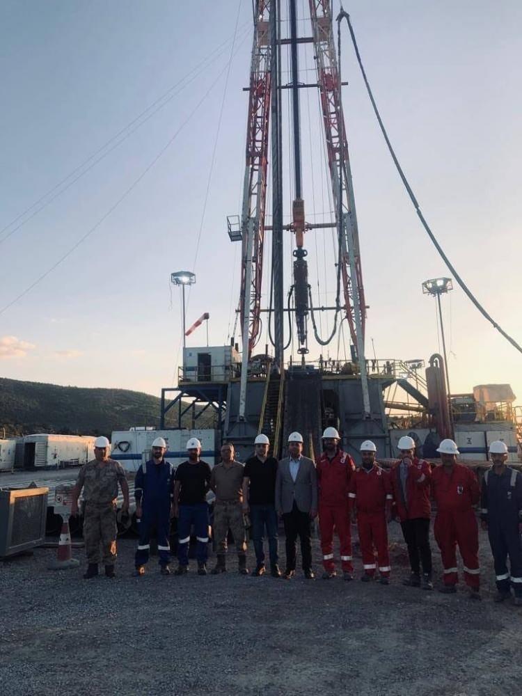 <p><strong>KATO'DA PETROL DENİZİ</strong></p>
<p>Terörden temizlenen bölgede peş peşe petrol rezervleri keşfedilince TPAO çalışmalarına geniş bir alana yaydı. Gabar ve Cudi yakınlarında yer alan ve adeta bir 'Petrol Denizi'nin olduğu ifade edilen Kato Dağı'nda zengin yataklar olduğunu tespit eden TPAO, bu bölgede de arama çalışmalarına start verdi. Öte yandan, TPAO'nun, bu şekilde çalışmaları sürmesi halinde yılsonuna kadar sadece karada 20'ye yakın ilde toplam 200 kuyu sondajına ulaşacağı ifade ediliyor.</p>