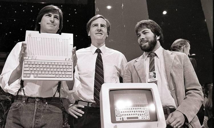 <p>Apple şirketinin kurucularından Steve Wozniak ve Steve Jobs tarafından 1976-1977'de üretilen <strong>"Apple 1" </strong>adlı bilgisayar, açık artırmayla satışa sunulacak.</p>
