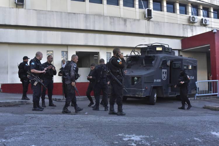 <p>Brezilya'nın Rio de Janeiro kenti, Sao Paulo ve Bahia eyaletlerinde polisin uyuşturucu çetelerine düzenlediği baskınlarda 43 kişi öldü.</p>

