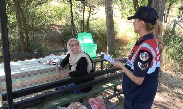 <p>Millet Ormanı'ndaki piknik alanına gelen Nurhan Yıldırım, İHA muhabirine yaptığı açıklamada, orman yangınlarının çıkmaması için insanların daha duyarlı ve hassas olması gerektiğini söyledi.</p>
