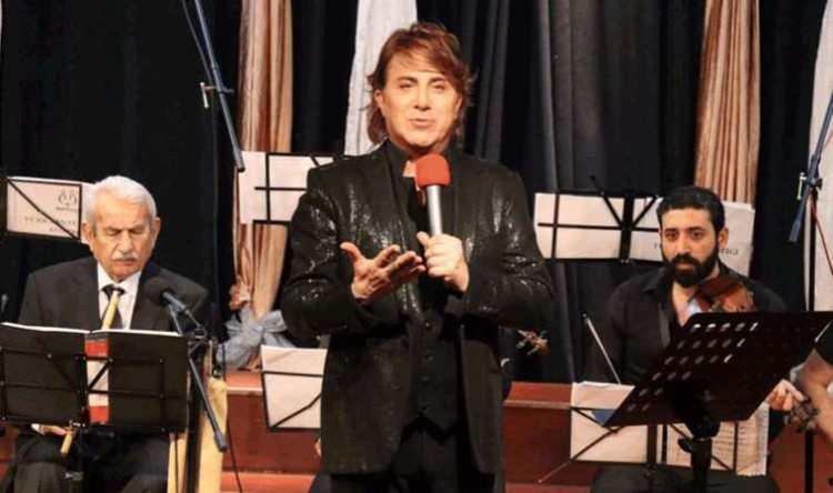 <p><strong>Türk Sanat Müziğinin sevilen ismi ünlü şarkıcı Gökhan Sezen görme merkezine pıhtı atması sonucu kısmi felç geçirdiği öğrenildi. Sezen'in sağlık durumuna ilişkin sosyal medyadan açıklama geldi.</strong></p>