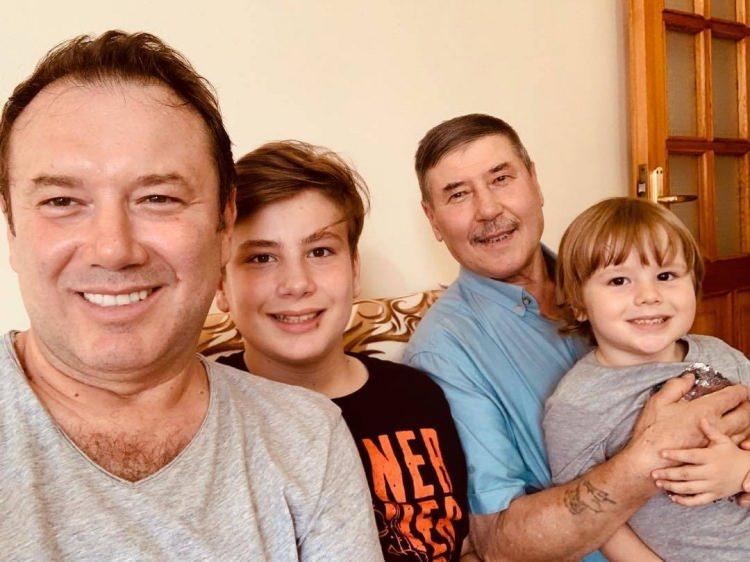 <p>Üç erkek çocukları olan çiftten Şoray Uzun, "25 yıl. Dile kolay. Çeyrek asır. Her anı için çok teşekkür ederim. Nice yıllara. Sağlıkla. Mutlulukla. Sevgiyle" mesajını yazdı.</p>