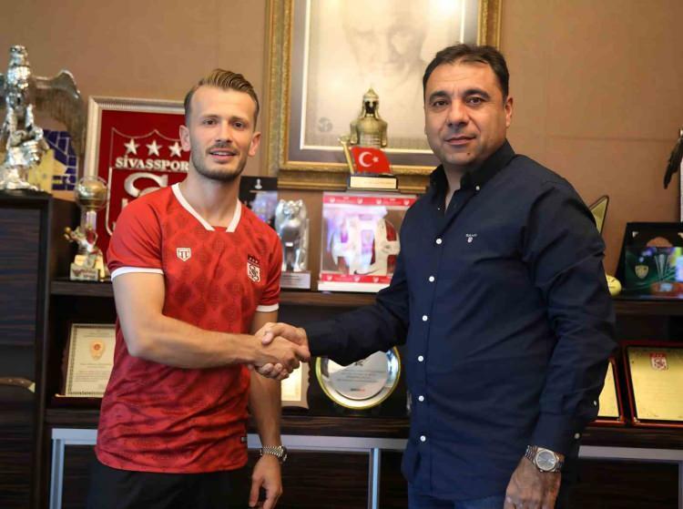<p>Abdulkadir Parmak (Orta Saha)<br />
<br />
<br />
Trabzonspor > Sivasspor</p>
