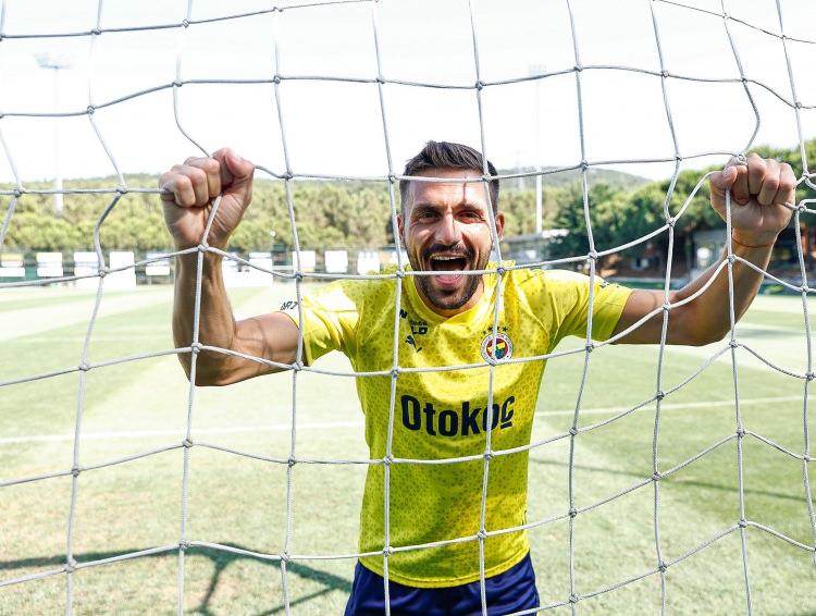 <p>Dusan Tadic (Sol kanat)<br />
<br />
<br />
Ajax > Fenerbahçe</p>