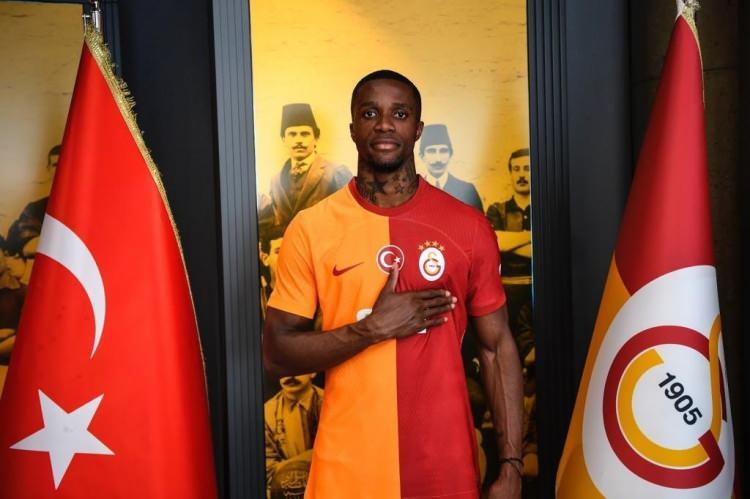 <p>Wilfried Zaha (Sağ Kanat)<br />
<br />
<br />
Crystal Palace > Galatasaray</p>
