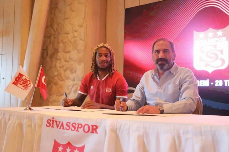 <p>Gerson Rodrigues (Sol kanat)<br />
<br />
<br />
Dinamo Kiev > Sivasspor</p>
