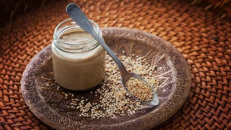 <p>Tahin içeriğinde protein, besin lifi, kalsiyum, bakır, omega 3 yağ asidi, demir, A ve C vitaminlerini barındırır. Aynı zamanda fenolik bileşikler, linoleik asit, oleik asit, gamma-tokoferol ve lizin, triptofan, metiyonin içeren amino asitler açısından da zengindir. </p>
<p> </p>
<p>Peki, lezzeti ile her daim bir şekilde sofralarımızda yer bulan tahine biraz daha yakından bakmaya ne dersiniz?</p>
<p> </p>
