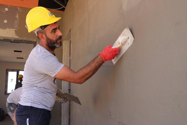 <p>Köy evi ve binada elektrik, altyapı, mantolama işleri tamamlandı, pencere ve dış kapı takıldı, boya işlemlerinde sona gelindi.</p>
