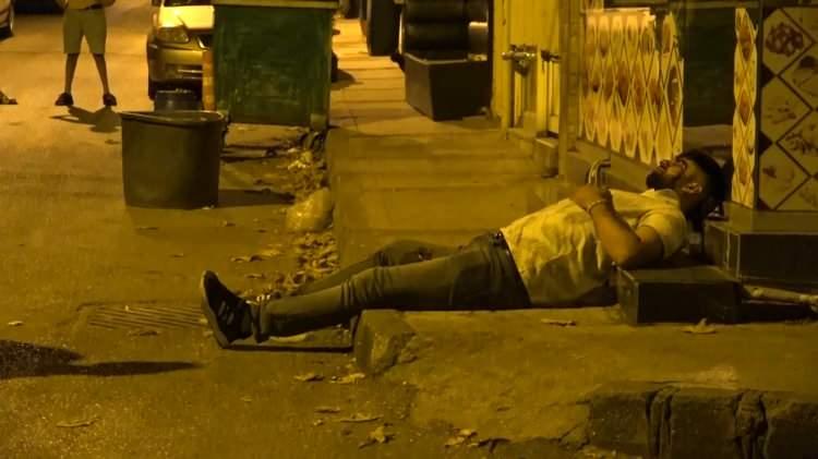 <p>Bölgede devriye gezen bekçiler tarafından yakalanan Atilla H., "Bunun için beni yargılayabilirsiniz, pişman değilim.” dedi. Bacağından yaralanan ve hastanede tedaviye alınan Yunus E.'nin ise üzerinden muşta, pala ve uyuşturucu içmek için aparat ele geçirildi.</p>