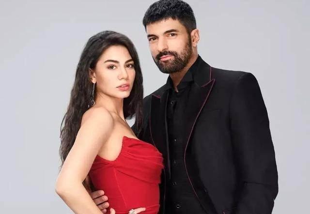 <p><strong>ADIM FARAH'IN YILDIZLARINA EŞİT ÜCRET!</strong></p>
<p> </p>
<p>Benim Adım Farah'ın başrollerinde yer alan Demet Özdemir 650 bin TL, Engin Akyürek de 650 bin TL ücret alıyor.</p>
<p> </p>
