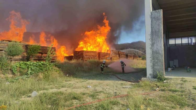 <p>Kastamonu'da kapı üretimi yapılan bir fabrikada dün sabah yangın çıkmıştı. Elektrik kontağından çıktığı tahmin edilen yangın 4 saatte kontrol altına alınıp, söndürülmüştü. </p>
