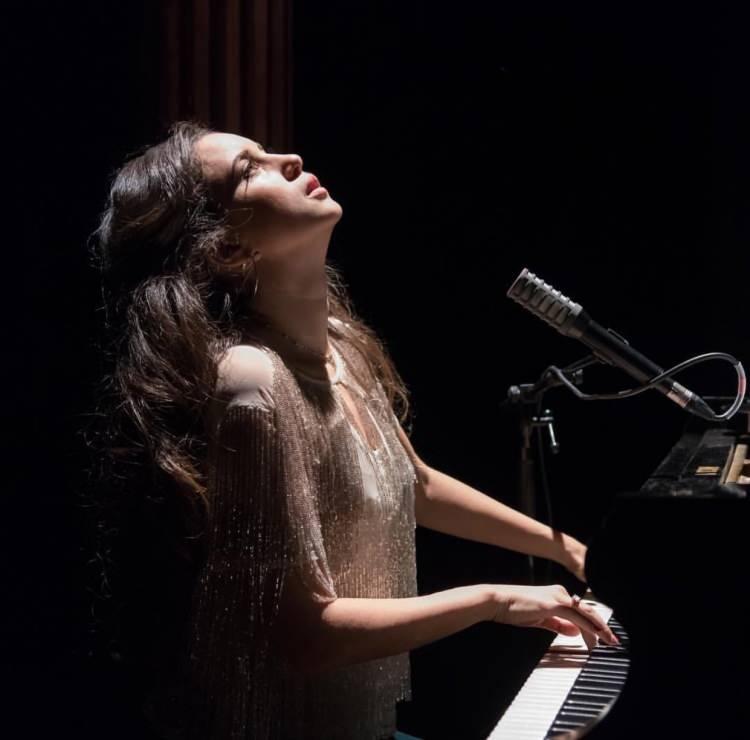 <p><strong>Kendisine güç veren şeyleri de açıklayan Karsu, "Müzik, ailem, piyanom bana güç veriyor. Bazen de çok ağlıyoruz. Ayrıca ağlamak çok iyi bir şey, rahatlatıyor." açıklamasında bulundu.</strong></p>