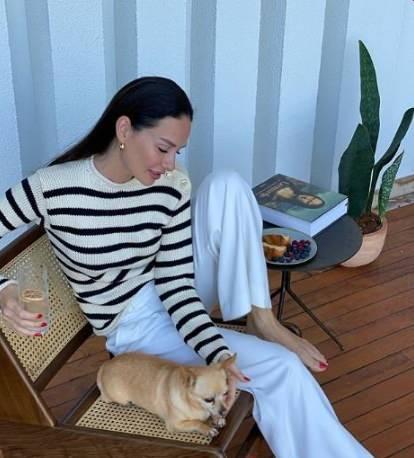 <p>İki kızları ve evcil hayvanlarıyla Boğaz manzaralı lüks bir villada yaşayan sosyetik çift Yasemin ile İzzet Özilhan, spor tutkularını evlerine taşımıştı.</p>
<p> </p>