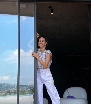 <p>ÖZEL YALITIM SİSTEMİ</p>
<p>Yürüyüş bandından ağırlığa kadar birçok spor aletine burada yer veren Yasemin ile İzzet Özilhan, spor salonlarını kum torbalarıyla da donatmıştı.</p>