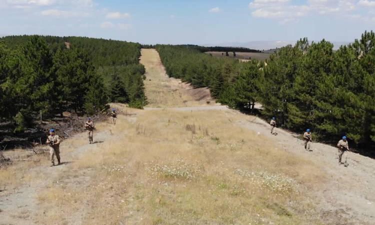 <p>Orman yangınlarının erken tespiti, yangınların önlenmesi ve hızlı müdahale için jandarma ekiplerinin aktif hizmet vermesi önemli bir adım olarak değerlendiriliyor. Ekiplerin yaya ve araçlı olarak bölgeyi sürekli gözetlemesi, yangınların başlaması durumunda Orman İşletme Müdürlüğü ekiplerinin arazöz araçlarıyla hızlı müdahale etmesini sağlayacak.</p>