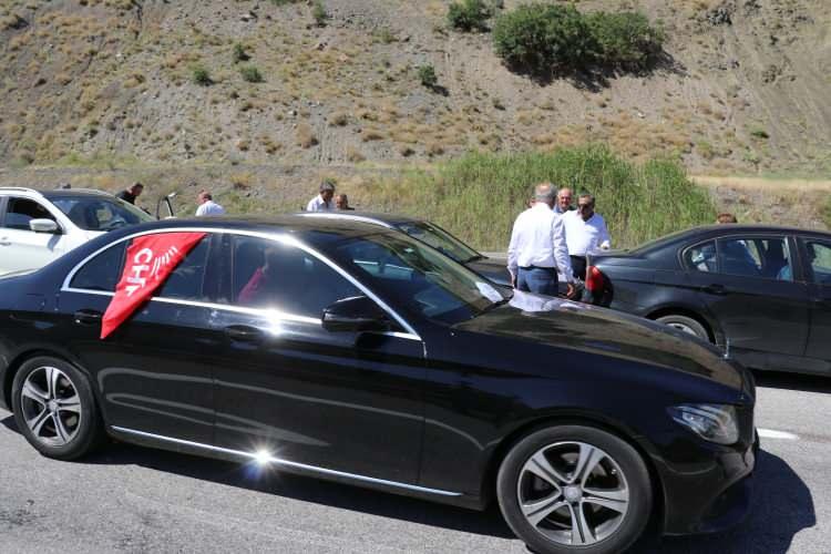 <p>Tunceli yol ayırımında yaşanan kazada, 1’i basın mensubu 2 kişi hafif şekilde yaralandı.</p>
<p> </p>