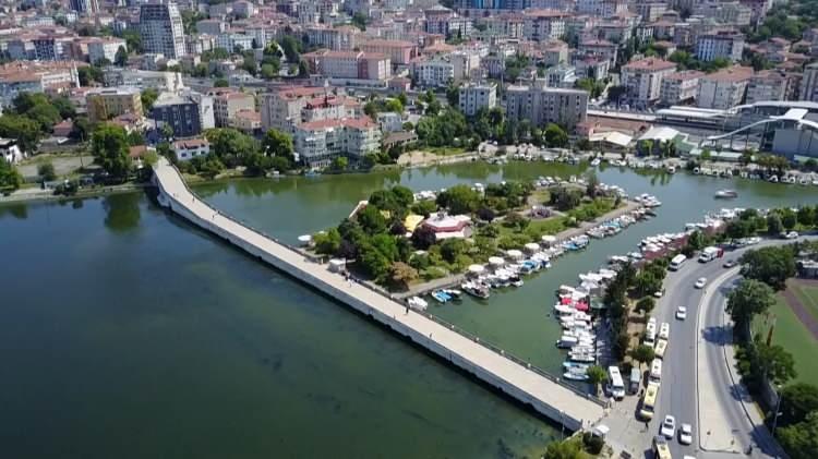 <p><span style="color:#B22222"><strong>"SU SEVİYESİ YÜZDE 10'UN ALTINA DÜŞMEMELİ"</strong></span></p>
<p>Sıcak havalardan dolayı buharlaşma nedeniyle göl ve barajlardaki tehlikeye dikkat çeken Albay, "<strong>Her barajda neresi olursa olsun, su seviyesi yüzde 10'un altına düştüğü zaman organik madde yükü artmaya başlar. Yani birim alandaki yük artmaya başlar. Yosunlaşma yani aşırı alg çoğalması maalesef daha fazla olmaya başlar. Çünkü oradaki su bütçesi ona uygundur. Tabii ki yük arttığı için daha fazla arıtma teknolojileri kullanıp arıtabilirsiniz. Bir sıkıntı yok ama daha fazla enerji, daha fazla kimyasal kullanmak zorundasınız. Ben umarım yüzde 10'lara gelmez diye düşünüyorum</strong>" dedi.</p>