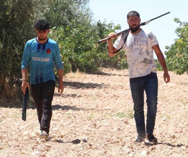 <p>Fıstığın değeri ile artan hırsızlık olaylarına karşı böyle bir yöntem geliştirildiğini anlatan Deniz, günlük 1000 TL karşılığında arazilerde bekçilerin görev yaptığını söyledi.</p>