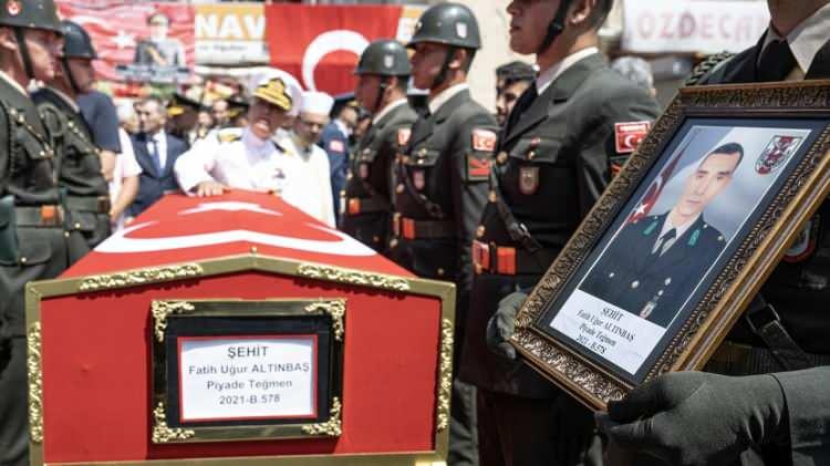 <p>Şehit Piyade Teğmen Fatih Uğur Altınbaş<br />
27 yaşındaki Piyade Teğmen Fatih Uğur Altınbaş için Ankara`nın Bala ilçesinde cenaze töreni düzenlendi.</p>