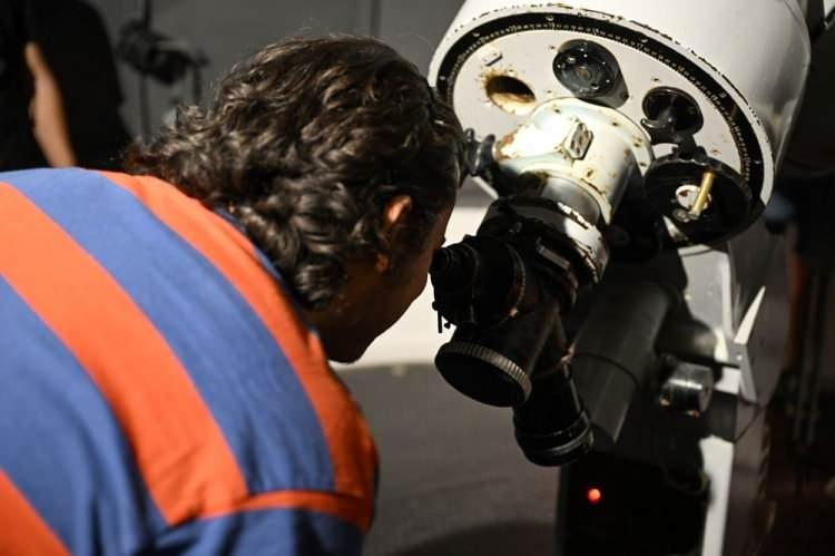 <div>Akademisyenler ve astronomi öğrencileri eşliğinde kubbe binasındaki ve bahçedeki teleskoplarla Satürn gözlemi yapan astronomi meraklıları, daha sonra çıplak gözle görülebilen "Perseid meteor yağmuru"nu izledi.</div>

<div> </div>
