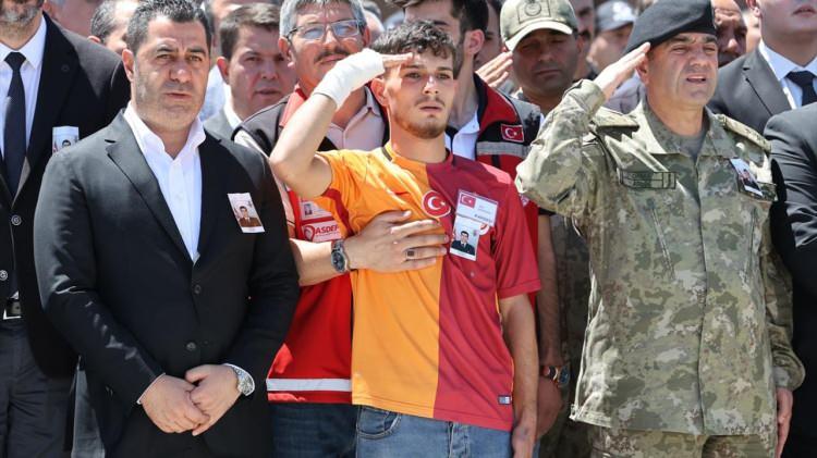 <p>Havalimanındaki karşılama töreninde şehidin kardeşi Samet Can Özdemir (ortada), asker selamı verdi.</p>
